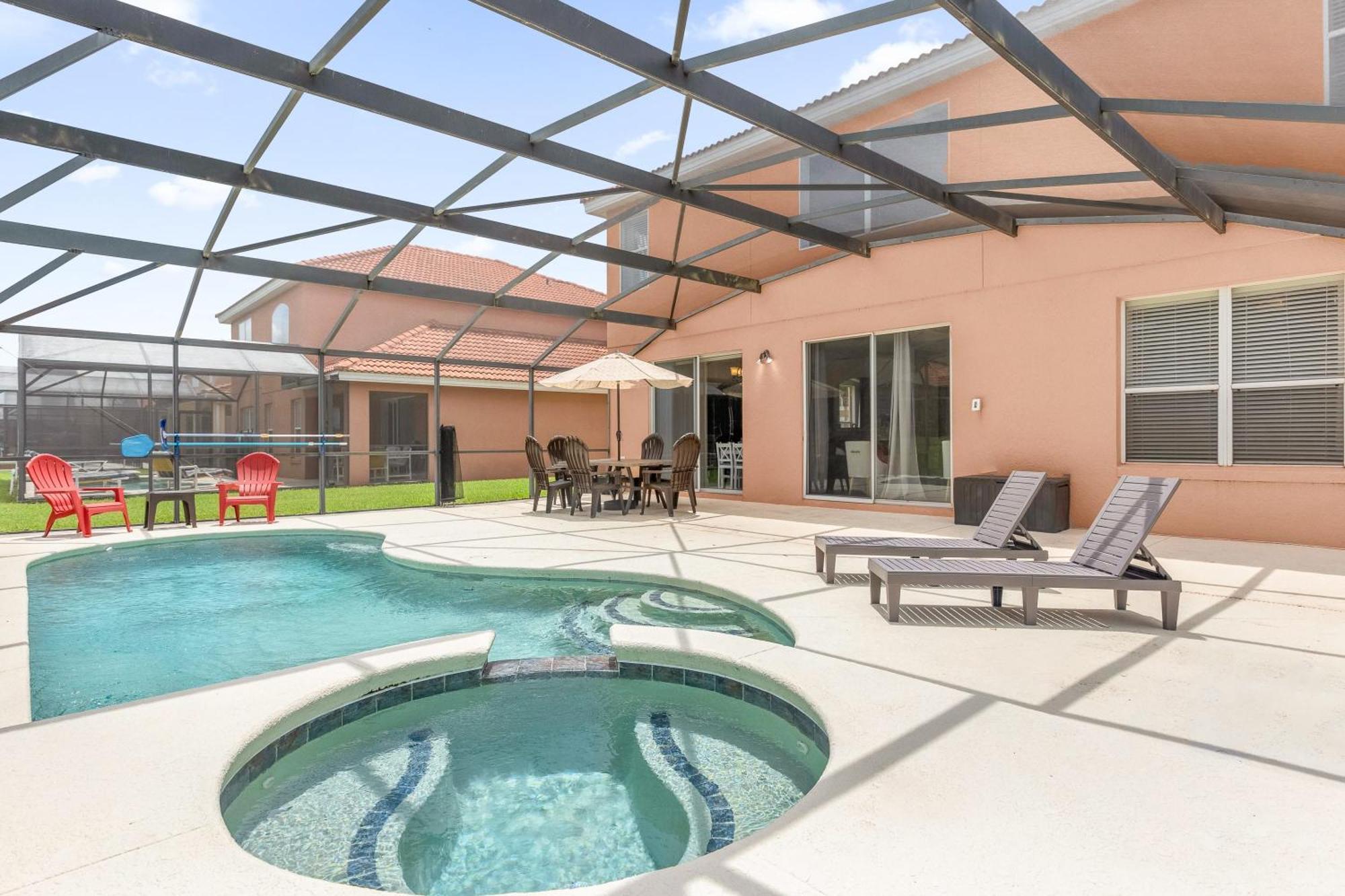 Large Spacious Home W Private Pool & Hot Tub Davenport Eksteriør bilde